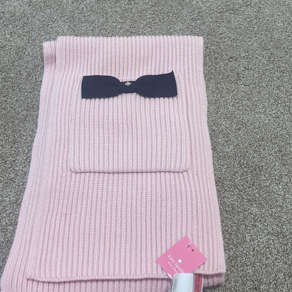 Scarf with bow pockets